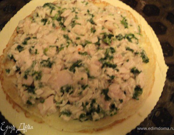 Накрыть вторым блином и выложить куриную начинку,
