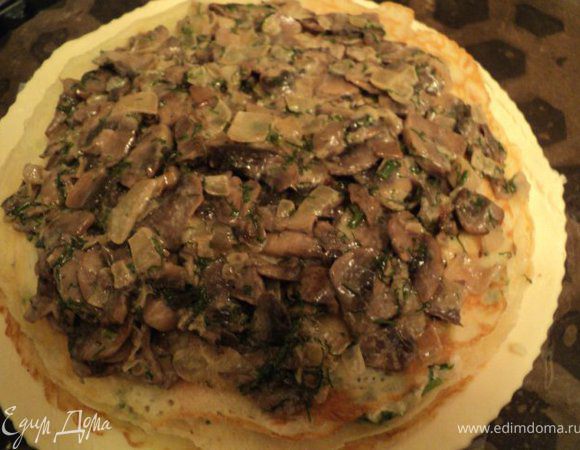 Снова накрыть блином и выложить грибную начинку. Каждый слой слегка уплотнить руками, после накрытия блинчиком.