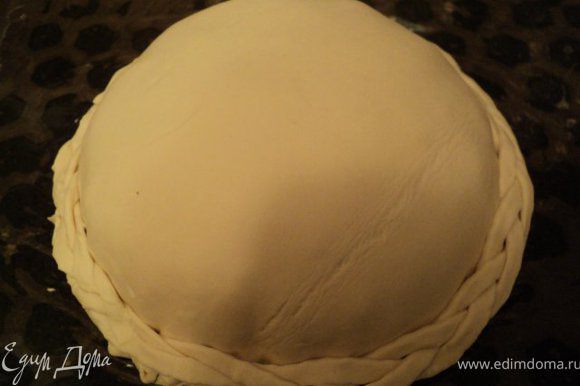 Накрыть пирог верхним слоем теста, края нижнего и верхнего слоя соединить и защипать. Из полосок теста сплести косичку и выложить по краю пирога.