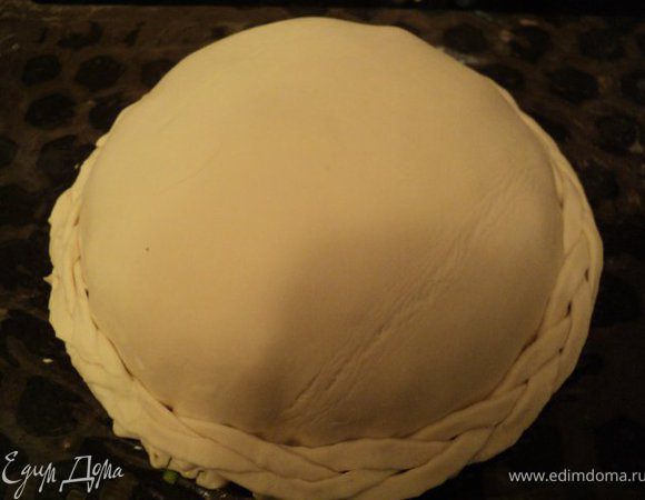 Накрыть пирог верхним слоем теста, края нижнего и верхнего слоя соединить и защипать. 
Из полосок теста сплести косичку и выложить по краю пирога.
