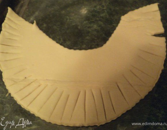 Из теста вырезать оперенье грудки.