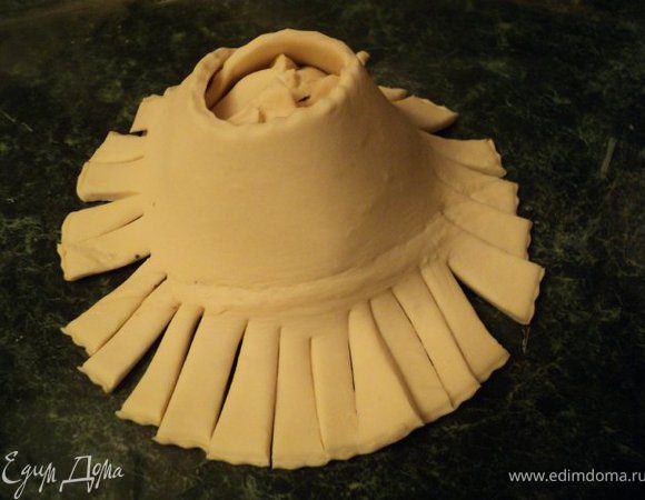 Обернуть пирамидку вырезкой для оперенья.