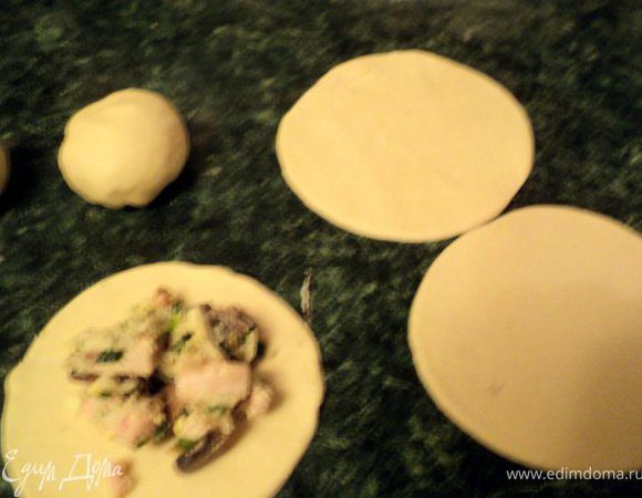 Остатки теста сделаем цыплят.  Тесто раскатать и вырезать круги диаметром 10см. В середину положить по ложке начинки, защипнуть и сформировать круглые пирожки.
Глазки цыплят и курочки сделать из гвоздичек.
