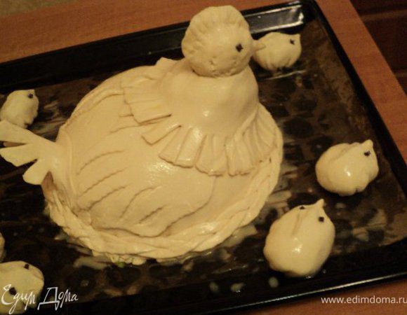 Смазать курник и пирожки-цыплята яйцом и выпекать при температуре 180 градусов 1 час. Как только головка и хвостик курочки начнут слишком румяниться, накрыть их фольгой.