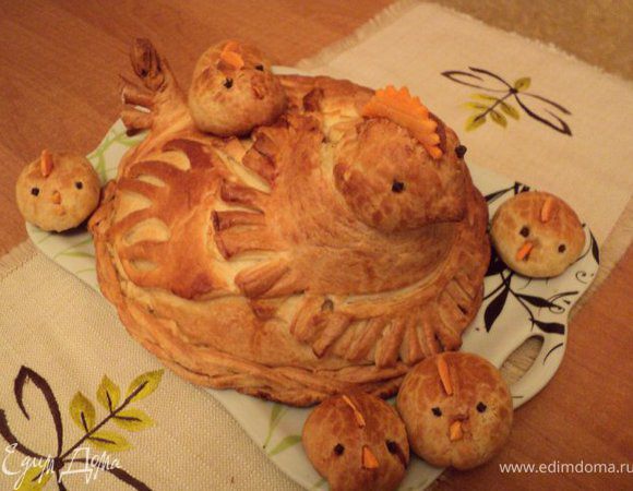Готовый курник и пирожки смазать кисточкой сливочным маслом. Клювики и гребешки сделать из морковки.