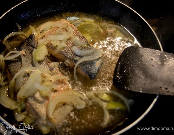 Положить все ингридиенты кроме рыбы в сковороду и довести до кипения.Накрыть и тушить примерно 5мин.
Разрезать рыбу на порцион. куски выложить в сковороду с горячим маринадом.Довести до кипения, убавить огонь и тушить на слабом огне не покрывая,примерно 14мин. пока рыба не будет легко крошится.
Готовую рыбу осторожно просушить на решетке.Накрыть и поставить в холодильник на 2 часа или до охлаждения.