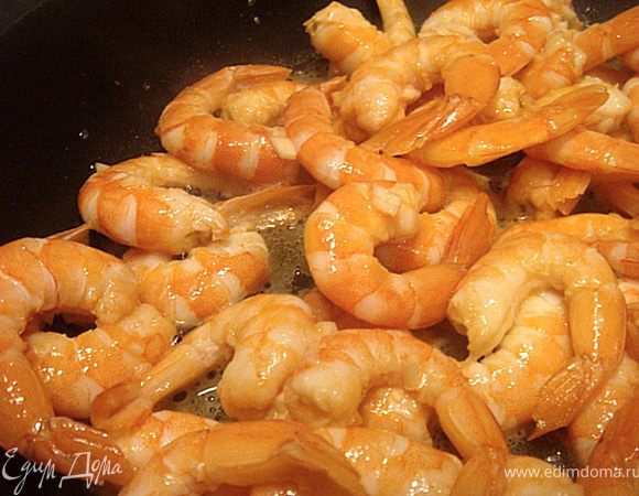 Тем временем-пока тыква в духовке- замаринуем креветки в соке одного лимона, двух столовых ложках оливкового масла и мелкорубленном чесноке- маринуем минут 30.Вынуть креветки из маринада и обжарить на сливочном масле 5 минут