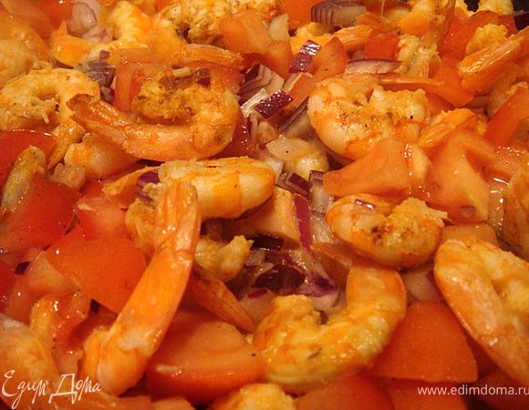 Добавляем лук мелкорезанный. Обжариваем еще 2 минуты, добавляем мелкорезанные помидоры и под крышкой тушим еще 5 минут