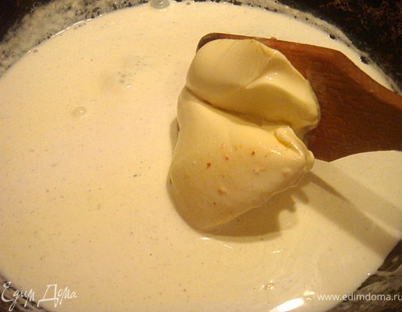  Готовим соус: в отдельной сковородке сливки довести до бульканья, посолить, поперчить. Вввести сливочный сыр. Размешать и довести до загустения.