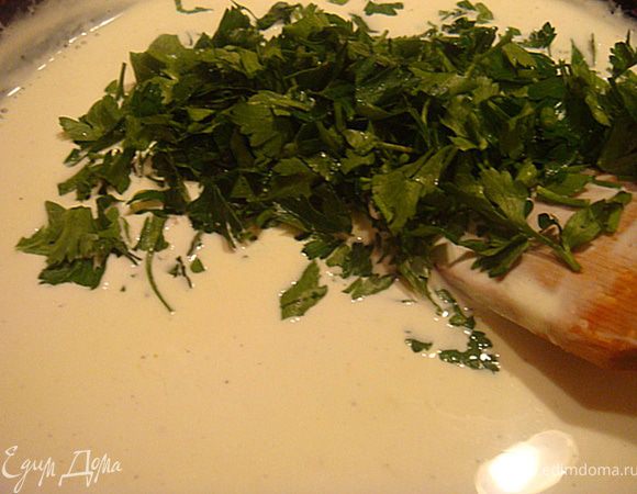 вводим в соус зелень петрушки-перемешиваем. Тем временем- сковороду с креветками-выключаем