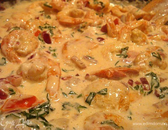 Перекладываем креветки в соус-перемешиваем и снимаем с огня.