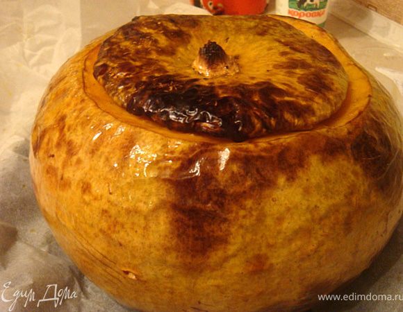 Теперь-вытаскиваем нашу подрумянненую ароматную тыкву из духовки.
Далее у нас два варианта событий- "пропитать" креветки тыквой или просто наполнить нашу красавицу...Я пошла по первому пути. Люблю тыкву!