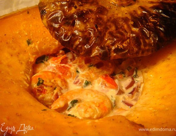  Фаршируем нашу тыкву креветками с этим обалденным соусом и отправляем в духовку еще на 10-15 минут.