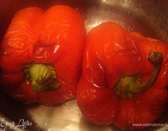 Перцы помыть,обсушить и запечь целиком в духовке при т.200 гр. 25 минут (до темных опалин). Осторожно-если запекаете на решетке- с перцев капает жидкость.
Достать-положить в пакет или в контейнер с крышкой или любую другую герметичную посуду на 10 минут.
