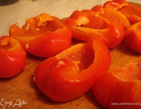 Достать-осторожно снять кожицу и разрезать на лодочки-башмачки (у меня получилось 8 шт). Остудить.
