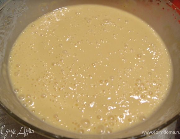 Яйца смешать с сахаром, добавить соду, гашенную уксусом, ванилин, сметану. Всыпать муку. Все перемешать.
