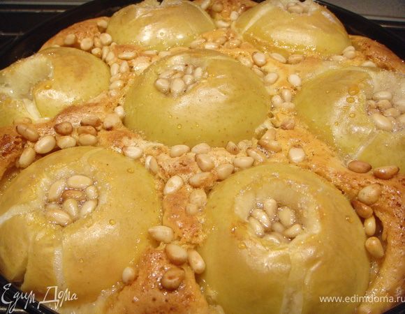 За десять минут до готовности посыпать шарлотку орешками.