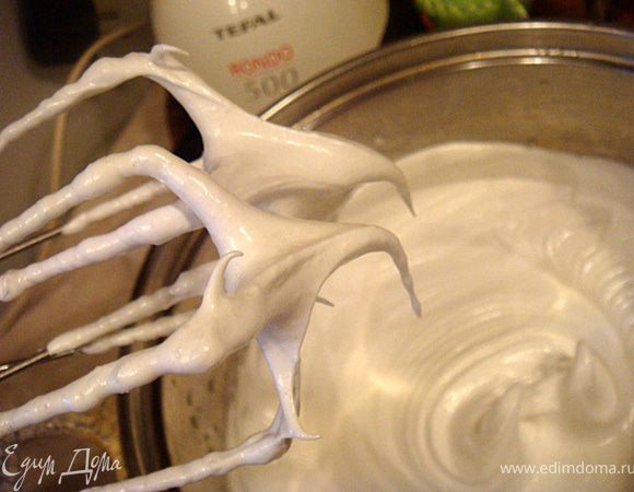 Эти оба рецепта я подсмотрела у Гурдун Рушицкой ("Печенье. несложно и вкусно") немного переделав на свой лад и изменив пропорции.
Получились очень вкусные печеньки,которые порадовали не только деток в Рождество,но и взрослых. А сам процесс был увлекательной игрой!
Итак: начнем с белковых печенек:

Яичные белки взбить миксером в пену.Ввести соль и понемногу вводить сахар. Взбивать до крепких пиков (примерно 5-7 минут).
В самом конце взбивания добавить лимонный сок и продолжать взбивать (скорость-максимальная).
