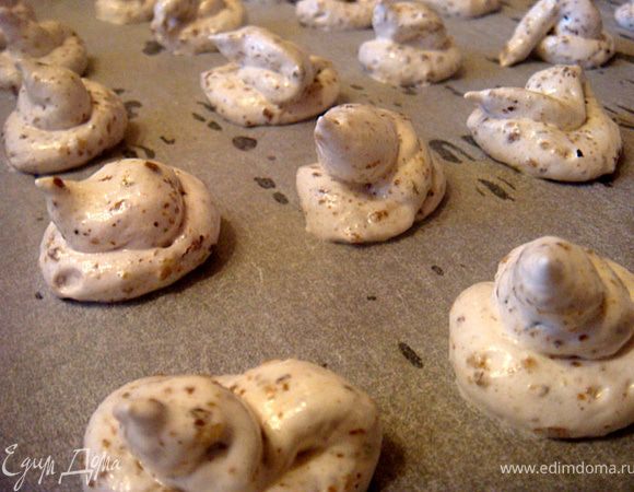 Духовку разогреть до 140 гр.ц. Противень застелить пергаментом.
Орехи сбить в блендере вместе с крахмалом. Смешать измельченные орехи и крахмал с кофе (или какао) и добавить корицу (по желанию). Я-не добавляла,считаю ее там лишней.
Смесь осторожно вводим в белковую массу. Мешаем от краев к центру лопаточкой.
Наполнить получившимся белковым "тестом" шприц или мешок (у меня обычный полиэтиленовый пакет - отрезаем кончик). Выдавить на противень на достаточном расстоянии друг от друга овальные или круглые формы печенек.
