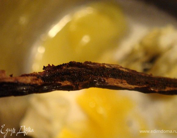 Теперь перейдем к маслянным печенькам "Веселая ферма".
Масло нарезать в миску маленькими кусочками,добавить сахар и желтки. Хорошо растереть. Ваниль разрезать вроль и вышкребсти семена в желково-маслянную массу (совет: если ванильный стручок чуть суховат- подержите его в горячей воре минуты 3).