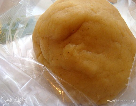 Взбить хорошенько получившуюсю массу миксером.
Муку с солью просеять в желтково-маслянную массу и вымесить элластичное тесто (одно должно быть пластичное и однородное. Убрать тесто в полиэтиленовый пакет и в холодильник-на час (черные крапинки на фото-ваниль)