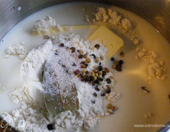 Сначала приготовим соус, используя метод "все-в-одном": выльем в кастрюлю холодное молоко, высыпем муку, добавим масло, соль, лавровый лист, весь перец горошком, который мы предварительно прокалим в сковороде на среднем огне.