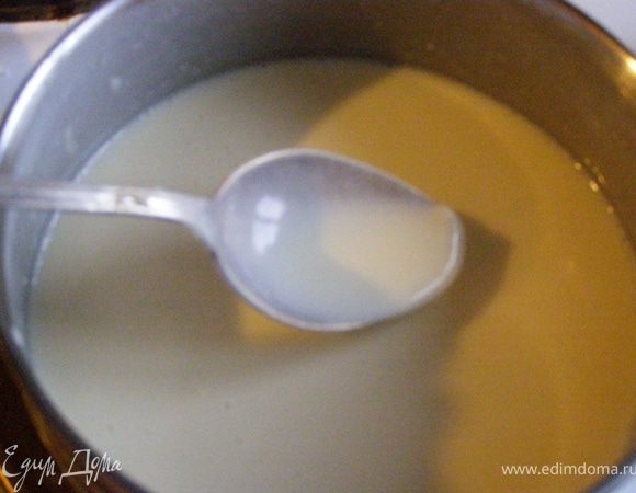 Перемешаем и будем варить на среднем огне до закипания. Процедим, опять поставим на огонь, добавим 50 г тертого пармезана и на небольшом огне поварим еще 5 минут.