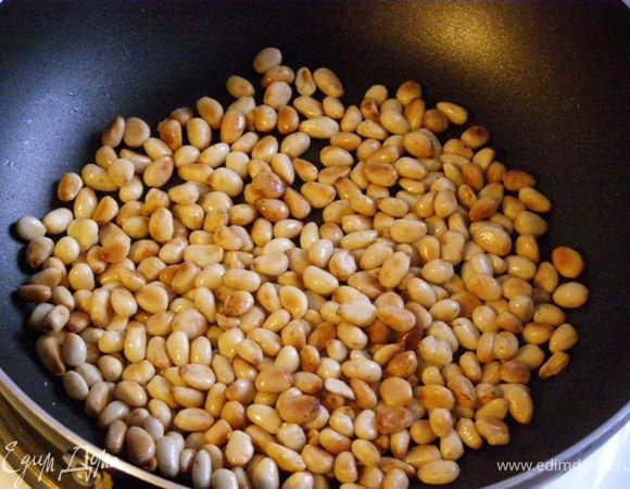 Отставим соус, закроем пленкой или плотной крышкой, чтобы на нем не образовалась корочка. На среднем огне обжарим кедровые орешки