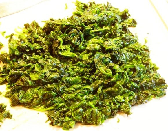 Шпинат можно использовать как свежий, так и замороженный. У меня была смесь свежего и замороженного шпината. Замороженный шпинат нужно сначала разморозить. Свежий шпинат промыть, удалить стебли, обсушить. В кастрюле на среднем огне растопить масло, добавить шпинат, посолить, закрыть крышкой, потушить минуты 2, чтобы шпинат стал мягким. Затем откинуть на дуршлаг, когда шпинат немного остынет, отжать излишки жидкости руками. Шпинат измельчить