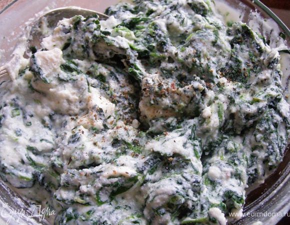 Шпинат выложим в миску, добавим рикотту и 150 мл соуса, перемешаем