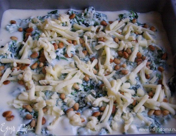 Повторим весь процесс, орешки сверху присыпем 1/3 тертой моццареллы,