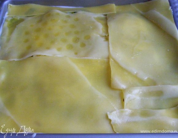 накроем листами лазаньи и еще раз зальем соусом, выложим шпинатно-сырную смесь, орешки и тертую моццареллу. Положим третий слой листов лазаньи