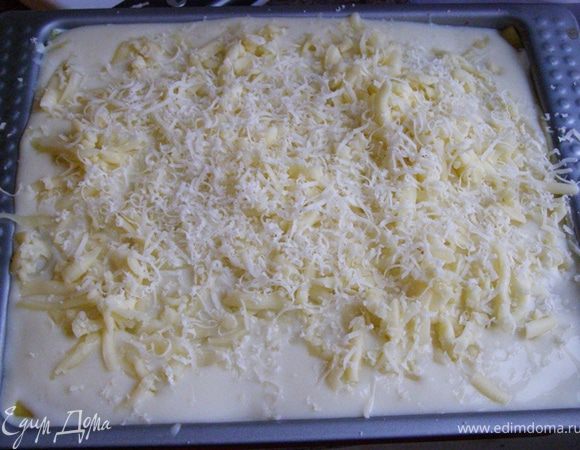 Промажем соусом, посыпем моццареллой и тертым пармезаном