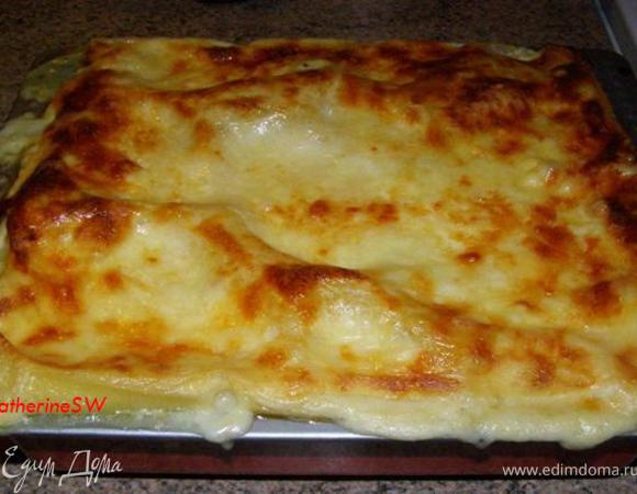 Запекаем в предварительно разогретой до 180 градусов духовке 50-60 минут до золотистого колера. Достанем готовую лазанью из духовки и дадим минут 15 постоять. Кушать подано))