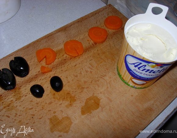 Морковь отварить, очистить и порезать кружочками (смотрите, чтобы было соответствие между диаметром моркови и размером крупных маслин). В кружочках вырезаем маленькие треугольнички - это будут носики. Нос вкручиваем в маленькие маслины. В крупных маслинах вырезаем "грудь" у пингвина и заполняем сливочным сыром (можно творогом, перетертым через сито). Все части соединяем зубочисткой. Всё готово!! Веселых праздников!
