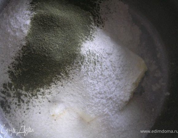 Приготовить зеленое песочное тесто. Для этого смешать размягченное сливочное масло с сахаром, мукой и чаем матча,