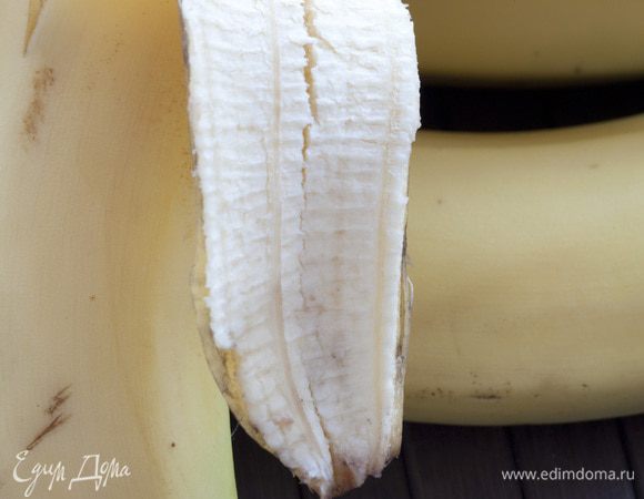 Банан почистить, порезать на кусочки и поместить в блендер.