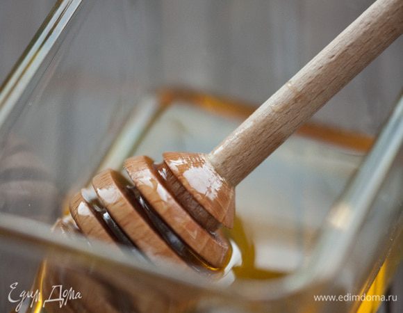 Добавить мед и кусочки льда.