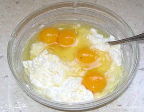 Я готовила на 4-х, поэтому удвоила ингредиенты.Рикотту (или творог) смешать с тёртым сыром и яйцами.