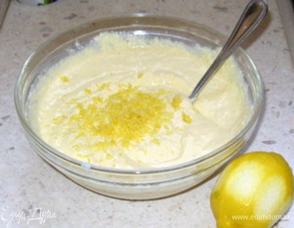 Добавить щепотку соли, мускатный орех и цедру лимона. Хорошо перемешать.(Если вы используете творог, то цедру лимона можно не добавлять).