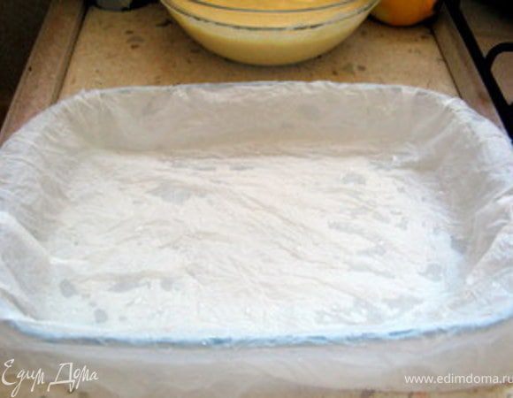 Намочить бумагу для выпечки,отжать её и накрыть ей форму для духовки.