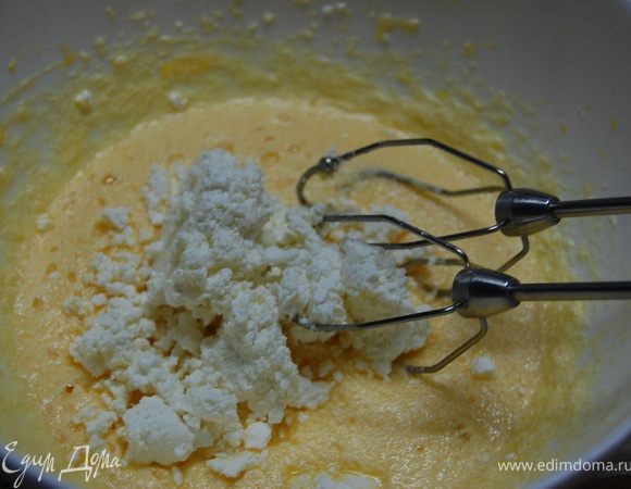 Мягкое сливочное масло взбейте с сахаром и солью, добавьте яйца, продолжая взбивать. Добавьте творог, взбейте. Положите муку и разрыхлитель, перемешайте. Дайте тесту постоять.