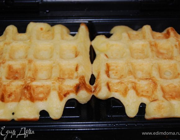 Формы для вафель смажьте растительным маслом и выложите тесто. Выпекайте около 5–7 минут до золотистого цвета.