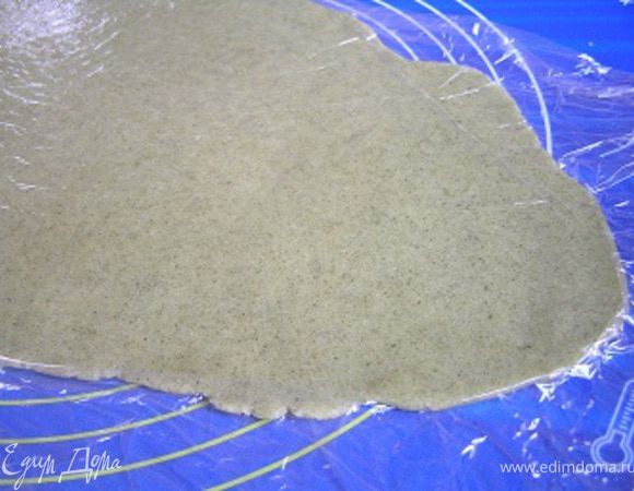 раскатать в пласт, толщиной 2 мм. Убрать в холодильник на 1 час. 