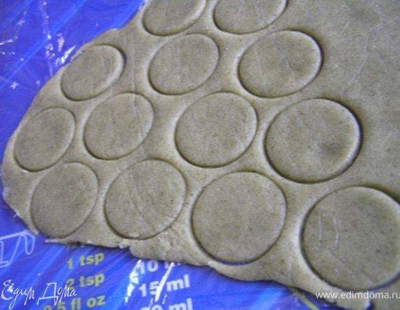 Затем достать, вырезать кружки диаметром 3-4 см и убрать в холодильник до использования.