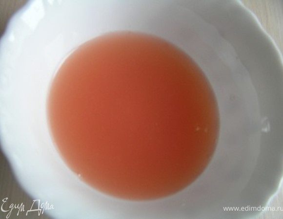 Приготовить грейпфрутовый крем. Для этого выжать сок из грейпфрута.