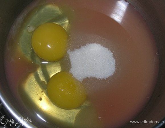 В кастрюльку выложить яйца, сахар и грейпфрутовый сок, поставить на медленный огонь, постоянно взбивая венчиком,