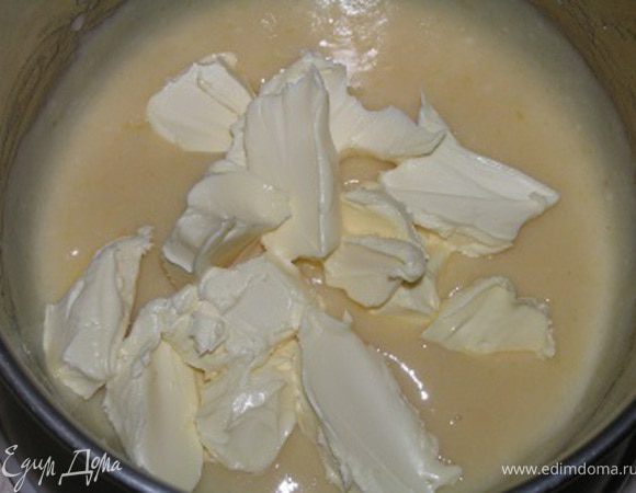 добавить порезанное на кусочки сливочное масло, перемешать.