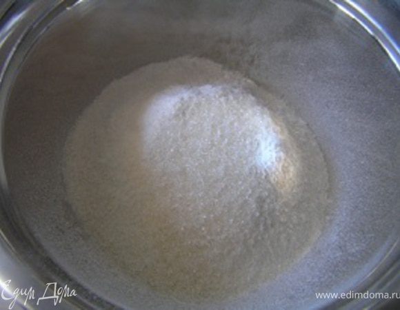 Приготовить заварное тесто. Муку смешать с сахаром и солью.