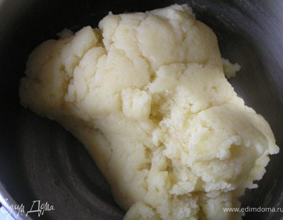 Засыпать в кипящую смесь муку, перемешать и снять с огня. Дать остыть около 10 минут. Поставить снова на огонь и вымешивать 2-3 минуты, чтобы подсушить тесто.